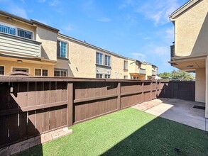 5402 Balboa Arms Dr in San Diego, CA - Building Photo - Building Photo