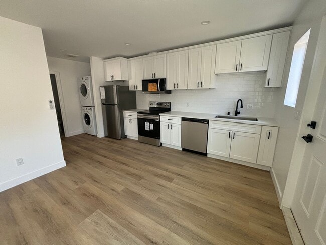 1231 Mott St in San Fernando, CA - Building Photo - Building Photo