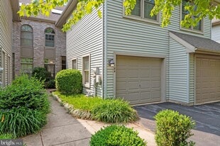 184 Crescent Dr, Unit 184 in Hershey, PA - Building Photo