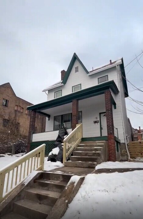 745 Franklin Ave in Pittsburgh, PA - Building Photo