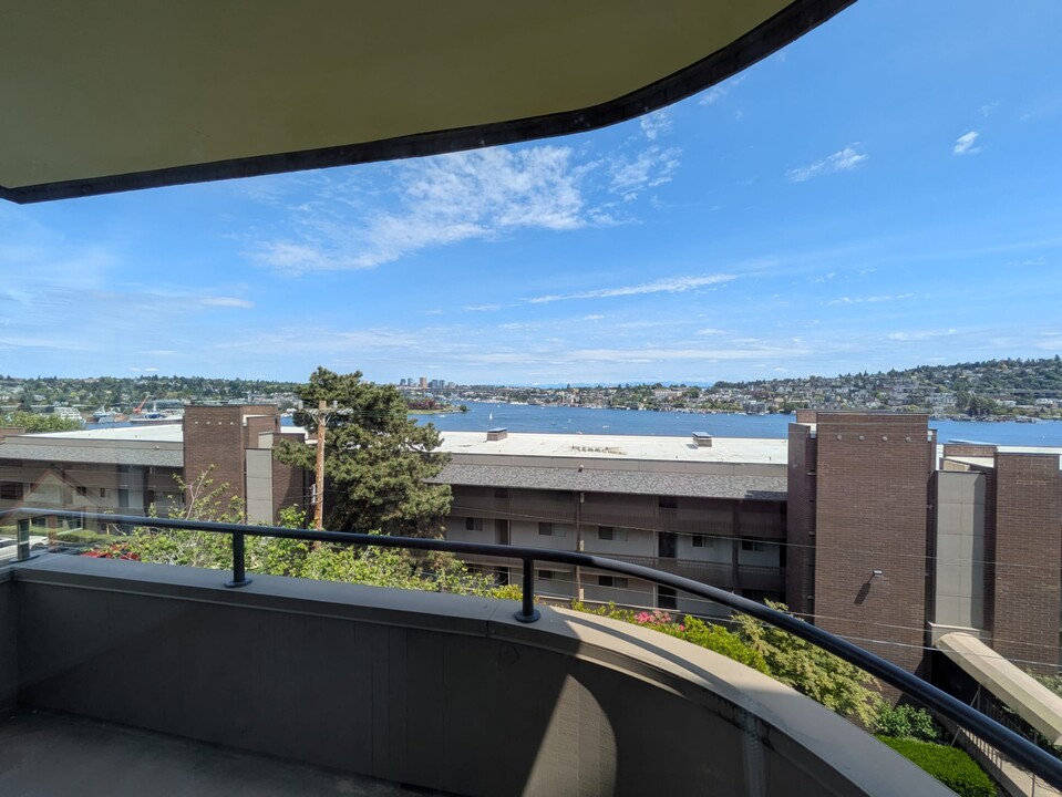 2134 Waverly Pl N, Unit 201 in Seattle, WA - Foto de edificio