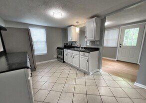 1324 W Walnut St in Springfield, MO - Building Photo