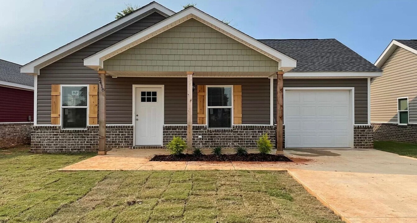 2418 College St in Columbus, MS - Building Photo