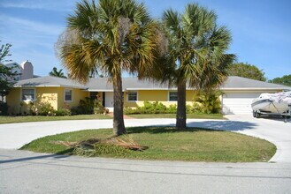 9 W Point Dr in Cocoa Beach, FL - Building Photo - Building Photo