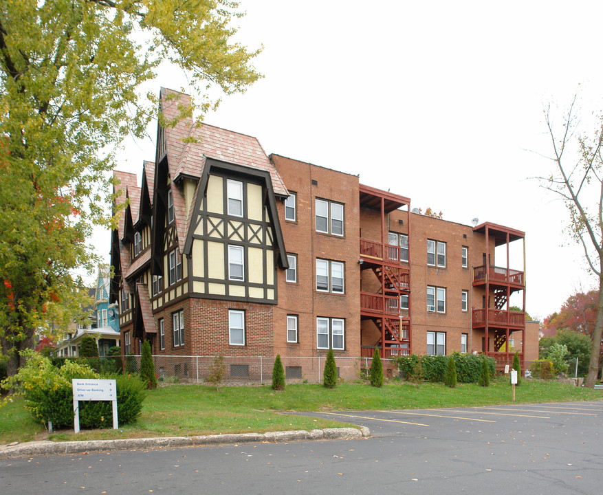 28 Whitney St in Hartford, CT - Building Photo