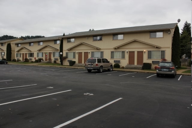 Eastwood Townhouses in Roseburg, OR - Foto de edificio - Building Photo