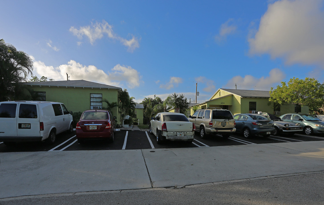 424 Valley Forge Rd in West Palm Beach, FL - Building Photo