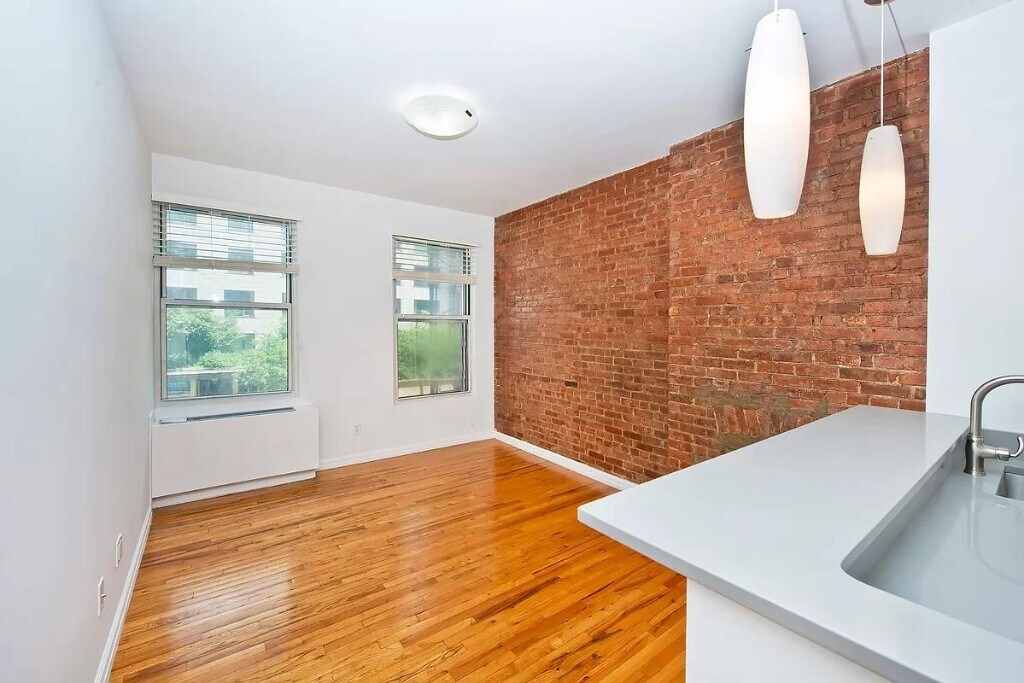 130 Barrow St in New York, NY - Building Photo