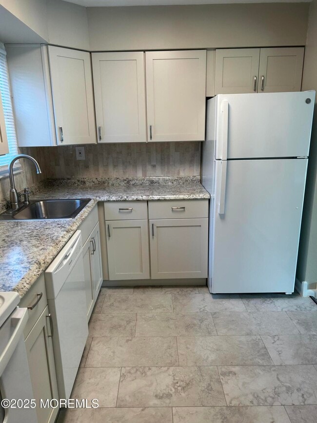 72 Manchester Ct in Freehold, NJ - Building Photo - Building Photo