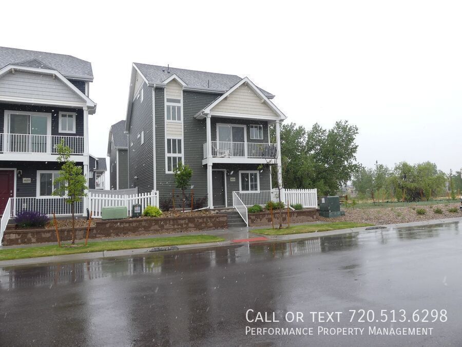 18703 E 54th Ave in Denver, CO - Building Photo
