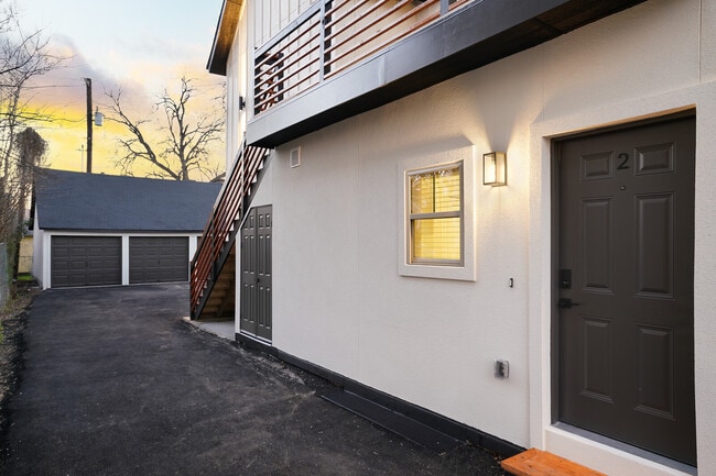 Mistletoe Manor in San Antonio, TX - Building Photo - Building Photo