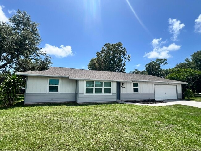property at 2301 SE Lennard Rd