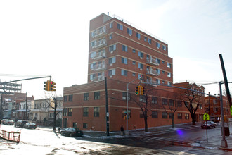 13616 31st Rd in Flushing, NY - Foto de edificio - Building Photo