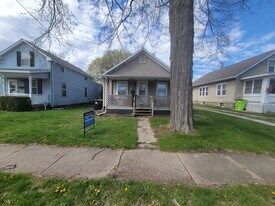 114 S Cedar St in Washington, IL - Building Photo