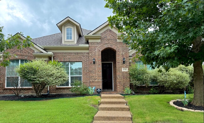 property at 1734 Boxwood Ln