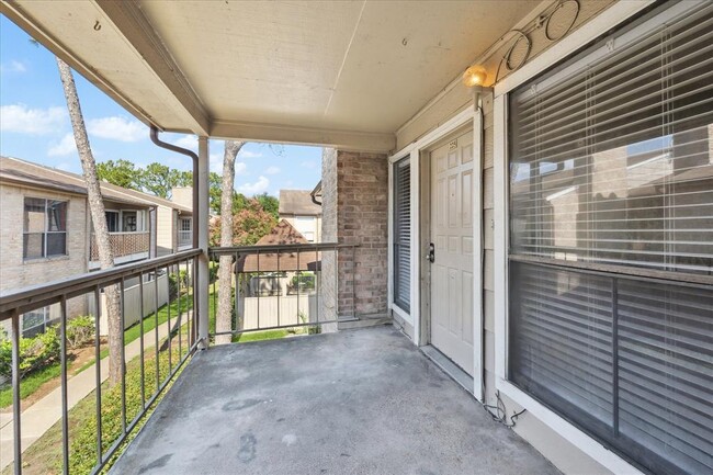 2100 Wilcrest Dr in Houston, TX - Building Photo - Building Photo