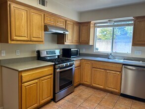 31875 Calle Novelda in Temecula, CA - Foto de edificio - Building Photo