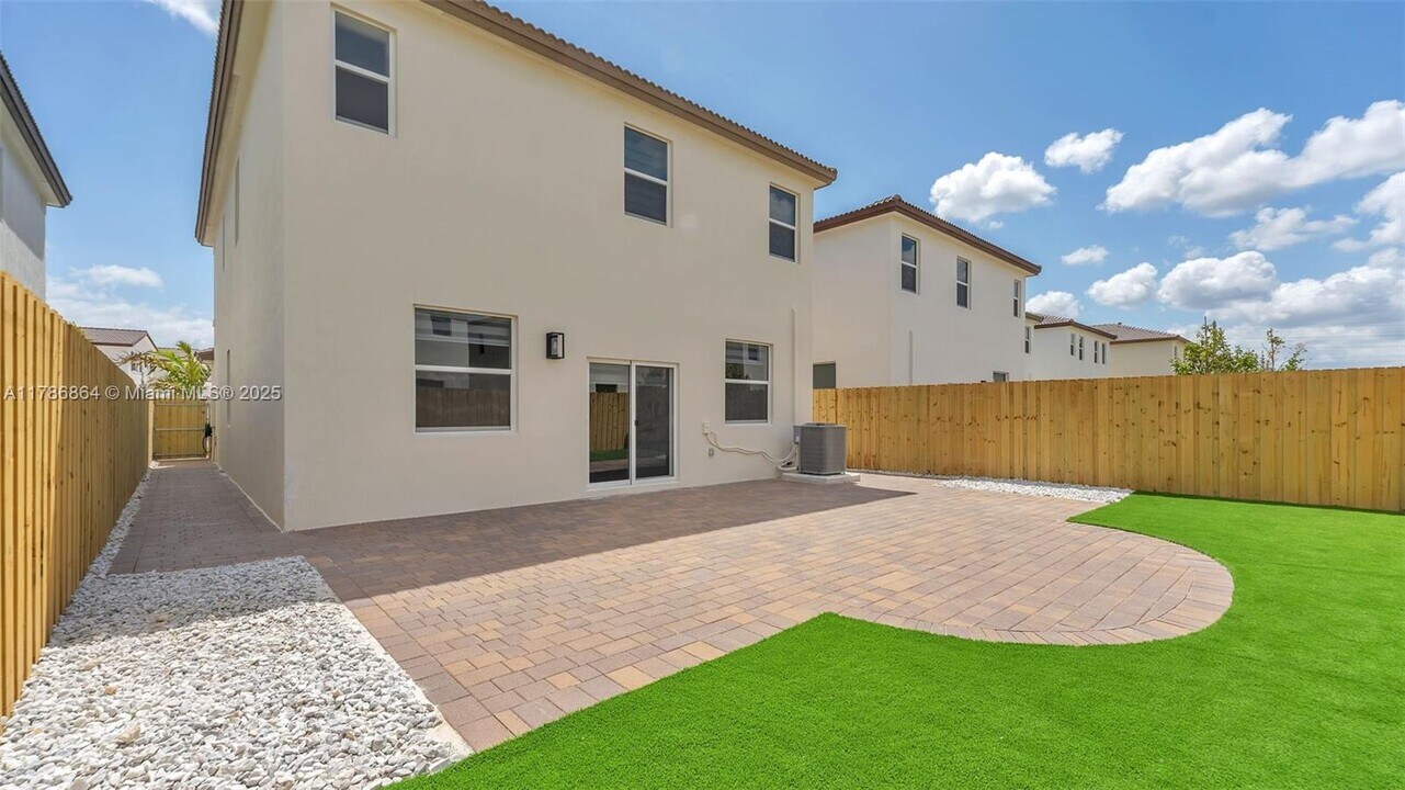 2400 SE 26th Ter in Homestead, FL - Building Photo