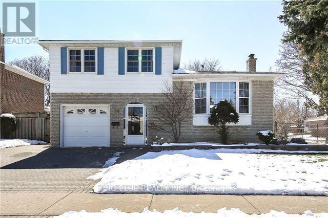 26 Deepdale Dr in Toronto, ON - Building Photo