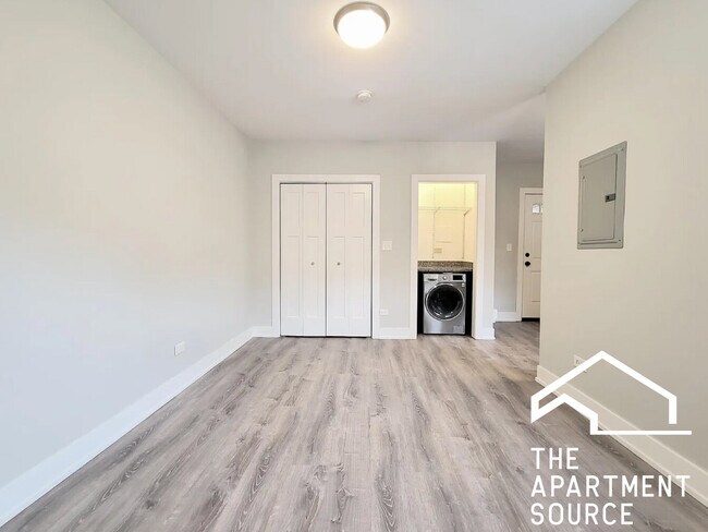 437 W Belden Ave, Unit B206 in Chicago, IL - Building Photo - Building Photo