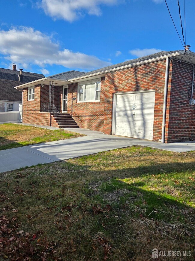 354 Alpine St in Perth Amboy, NJ - Building Photo - Building Photo