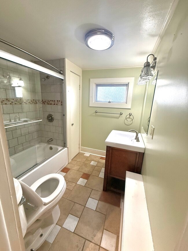 220-222 E Seneca Turnpike in Syracuse, NY - Building Photo - Building Photo