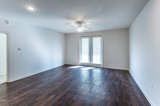 Peabody Falls Apartments in Memphis, TN - Building Photo - Interior Photo