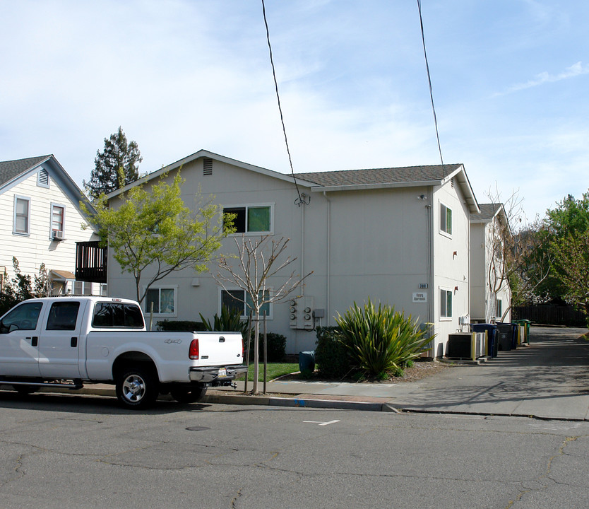 308 East St in Healdsburg, CA - Building Photo