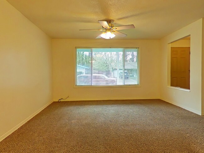 860 SE Lilly Ave in Corvallis, OR - Building Photo - Building Photo