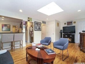 1012 Old Northern Blvd in Roslyn, NY - Building Photo - Building Photo