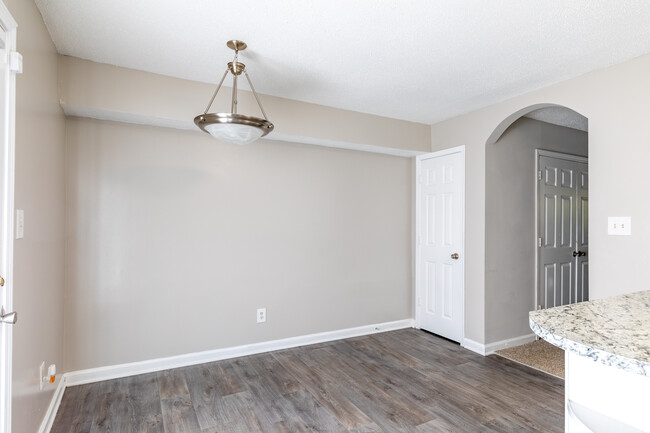 Terraces at Highbury Court in Atlanta, GA - Building Photo - Interior Photo