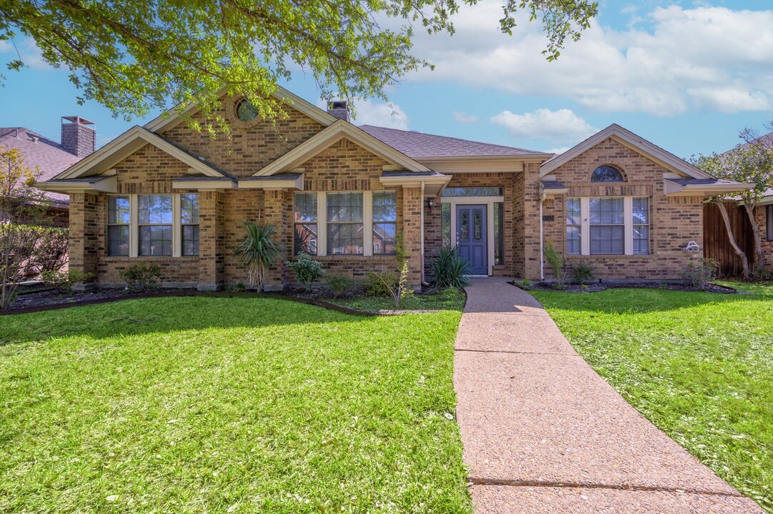 9016 Silverdollar Trail in Irving, TX - Building Photo