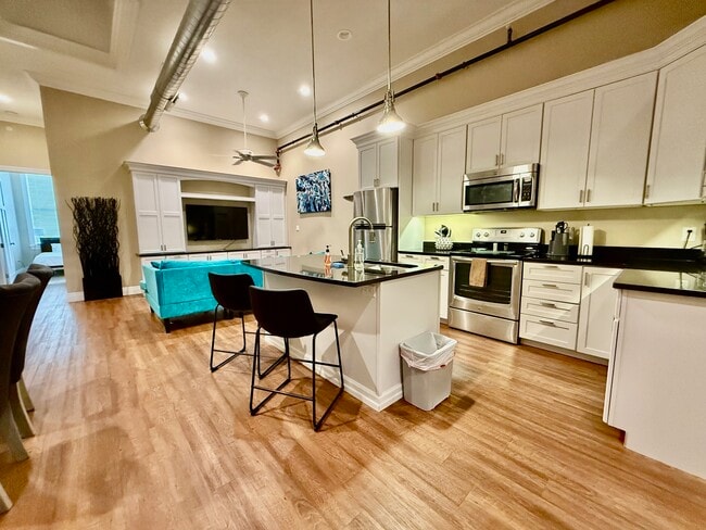 315 Main St, Unit 200