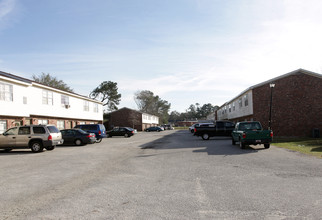 Cross Pointe Apartments in North Charleston, SC - Building Photo - Building Photo