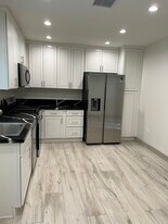 23110 Mulholland Dr in Woodland Hills, CA - Building Photo