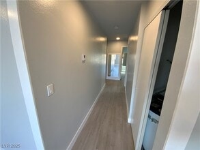 466 E Sunset Rd in Henderson, NV - Building Photo - Building Photo