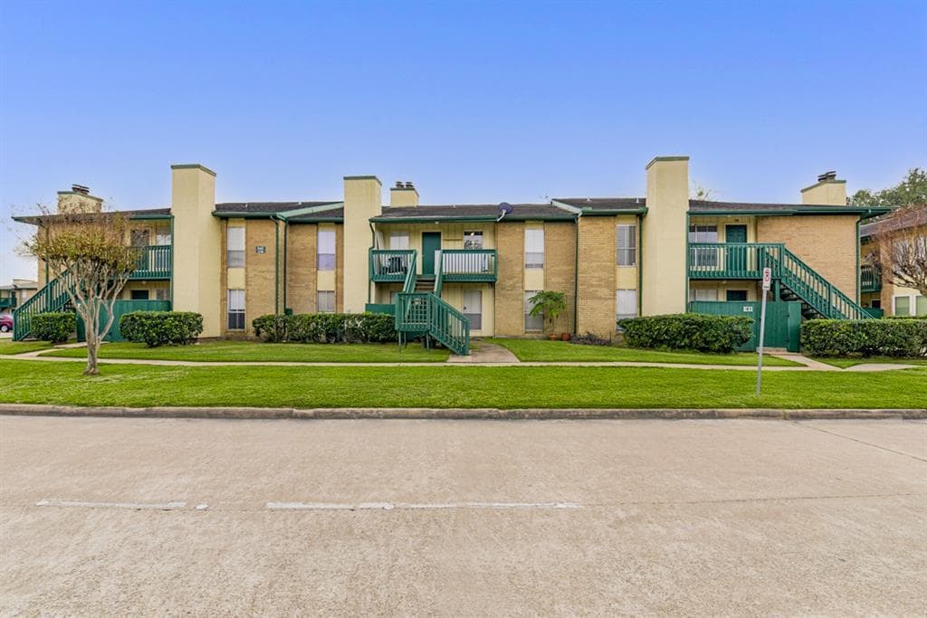 1516 Bay Area Blvd Photo