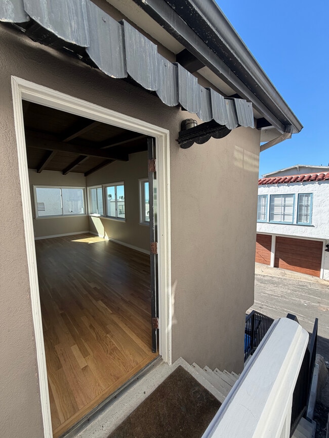 221 Marine Ave in Manhattan Beach, CA - Building Photo - Building Photo