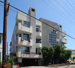 4320 S Centinela Ave in Los Angeles, CA - Building Photo - Building Photo