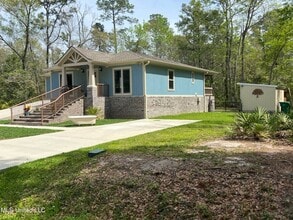 1020 Margaret St in Ocean Springs, MS - Foto de edificio - Building Photo