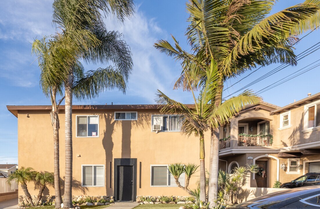 2417 Huntington Ln, Unit D in Redondo Beach, CA - Foto de edificio