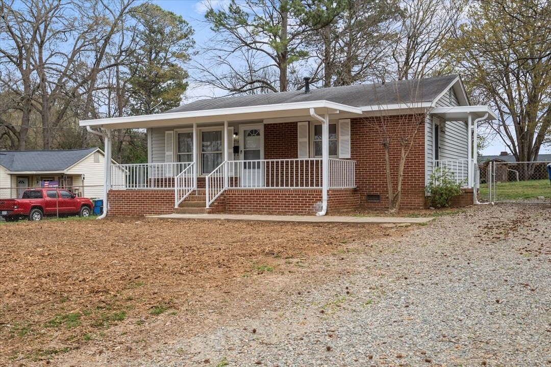 208 Tomberlin Rd in Mount Holly, NC - Building Photo