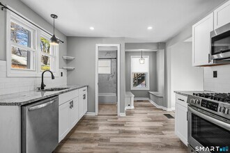 33 Maple St in Glastonbury, CT - Building Photo - Building Photo