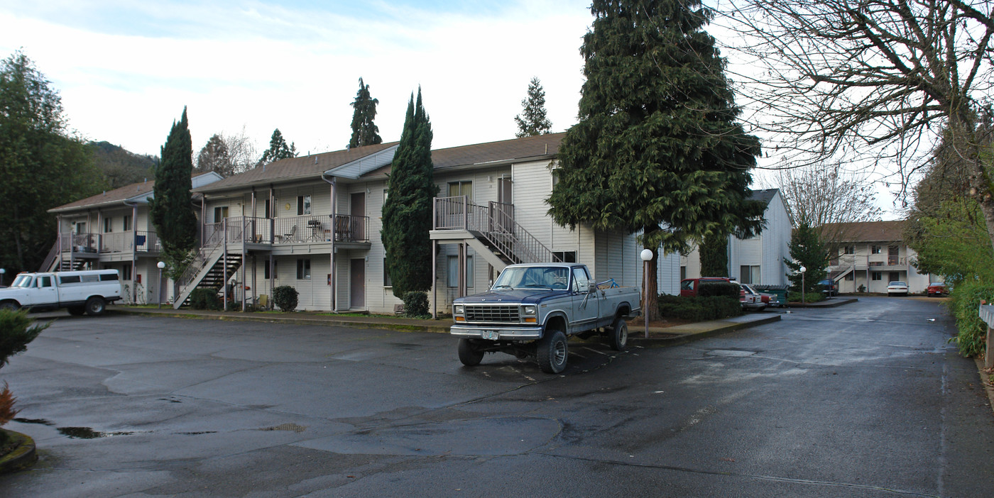 Umpqua Villa Apartments in Roseburg, OR - Building Photo