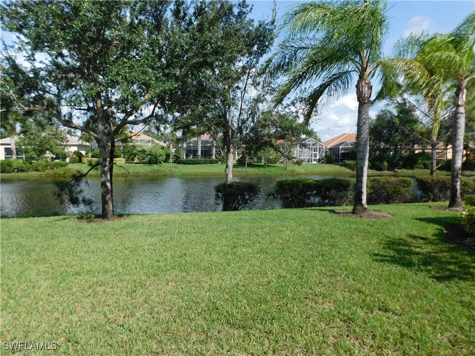 28751 Xenon Way in Bonita Springs, FL - Foto de edificio