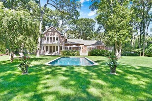 12 Partridge Dr in Sag Harbor, NY - Building Photo