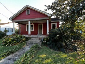 100 Ryan St in Lafayette, LA - Building Photo