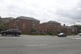 Wakefield Manor in Arlington, VA - Foto de edificio - Building Photo