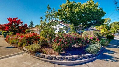 1827 Creekside Rd in Santa Rosa, CA - Building Photo - Building Photo