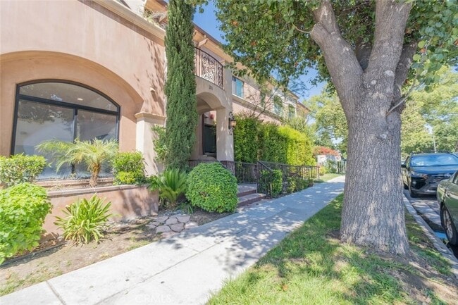 201 N Reese Pl, Unit 103 in Burbank, CA - Building Photo - Building Photo